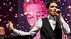Kristián Šebek zpívá písně Karla Gotta. V doprovodu dalších patnácti hudebníků... Kristián Šebek zpívá písně Karla Gotta. V doprovodu dalších patnácti hudebníků...