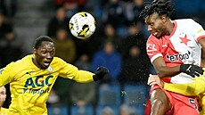 Teplický Soufiane Dramé a slávista Igoh Ogbu. Po jejich souboji byl teplický... Teplický Soufiane Dramé a slávista Igoh Ogbu. Po jejich souboji byl teplický...