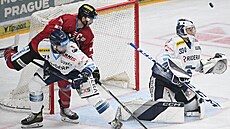 Sparťan Michal Řepík (v červeném) ze Sparty bráněný Máriem Grmanem před... Sparťan Michal Řepík (v červeném) ze Sparty bráněný Máriem Grmanem před...