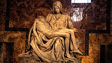 Jedno z nejslavnjích Michelangelových mistrovských dl, Pieta, uvnit...