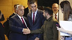 Viktor Orbán se v Granad zdraví s Volodymyrem Zelenským. Sleduje je panlský...