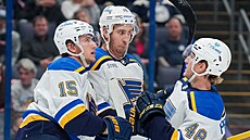 Jakub Vrána (15) slaví se spoluhrái ze St. Louis Blues gól.