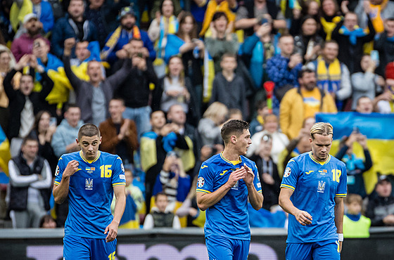 Ukrajintí fotbalisté bhem utkání proti Severní Makedonii v Praze na Letné