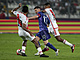 Lionel Messi (uprosted) z Argentiny pronik k brn Peru, vlevo Renato Tapia,...