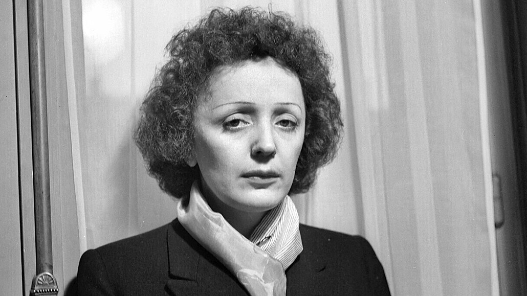 Francouzská zpvaka Edith Piaf krátce po roce 1945.