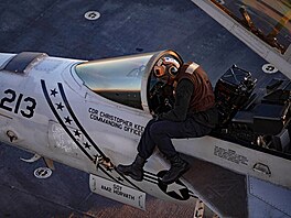 Letecký technik Robinson Michel na letadlové lodi první tídy USS Gerald R....