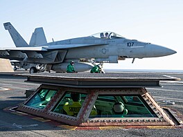 Námoníci pipravují stíhací letoun Super Hornet ke startu z letové lodi USS...