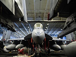 Letoun Super Hornet je pipraven ke kontrole v hangáru nejvtí letadlové lodi...