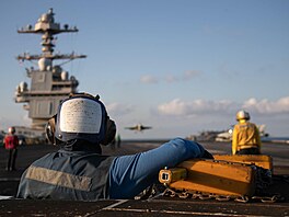 Námoník na lodi USS Gerald R. Ford pozoruje letové operace. (3. srpna 2023)