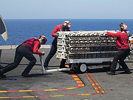 Námoníci na lodi USS Gerald R. Fords pepravují vrtulníkové sonarové bóje....