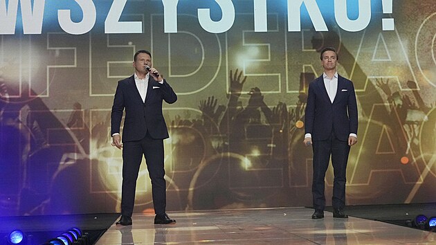 Vůdci polské strany Konfederace Slawomir Mentzen (vlevo) a Krzysztof Bosak na mítinku Katowicích (23. září 2023)