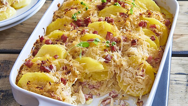 Zelí zapečené s uzeným masem