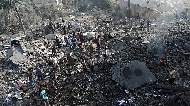 Palestinci prohledvaj trosky ve mst Chn Jnis v Psmu Gazy po izraelskm toku. (11. jna 2023)