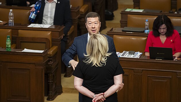 Tomio Okamura (SPD) a Alena Schillerová (ANO) na schůzi Poslanecké sněmovny. (13. října 2023)