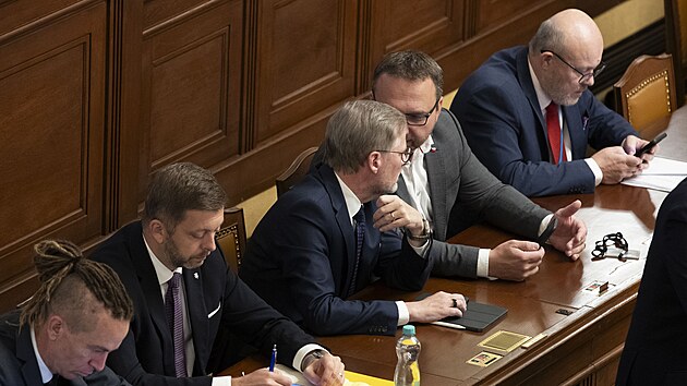 Zprava Vlastimil Vlek, Marian Jureka, Petr Fiala, Vt Rakuan a Ivan Barto na schzi poslaneck snmovny, kde se bude hlasovat o vldnm balku. (13. jna 2023)