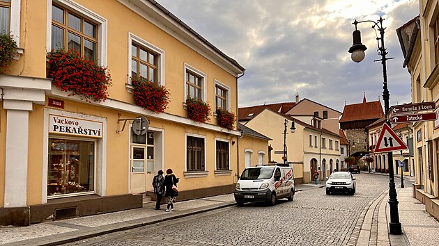 Žatecká ulice v Lounech je nyní obousměrná. Město z ní chce udělat jednosměrnou. Tudy se má vjíždět na náměstí.