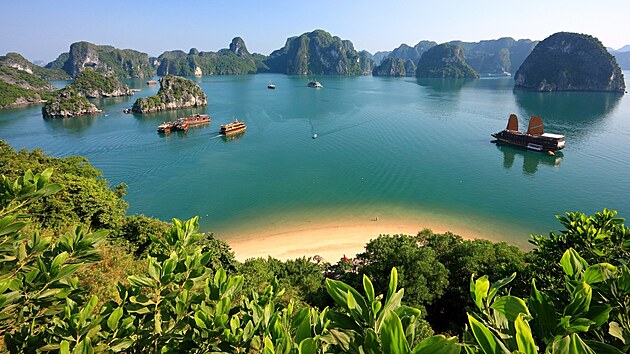 Vietnamsk ztoka Ha Long v Tonkinskm zlivu, to je 1600 vpencovch ostrov a ostrvk, bezpoet skalnch tvar a eroznch jeskyn.