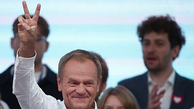Bval premir a souasn pedseda opozin polsk strany Obansk koalice Donald Tusk reaguje triumfln na odhady vsledk voleb, podle kterch m anci sestavit vldu. (15. jna 2023)