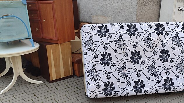 Před pár dny někdo zanechal v Pivovarské ulici nedaleko Samsonu v Budějovicích takovou skládku.