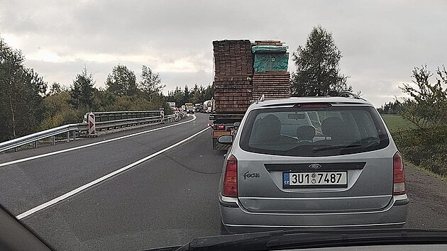 Před tunelem Hřebeč se v obou směrech silnice I/35 táhnou dlouhé kolony.
