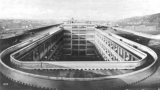 V pětipatrové továrně Lingotto v Turíně vyráběl Fiatu auta směrem odspodu...