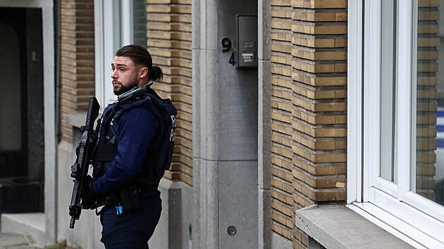 Belgit policist v bruselsk tvrti Schaerbeek, kde postelili mue podezelho ze zastelen dvou vdskch fotbalovch fanouk. Mu pozdji zemel v nemocnici. (17. jna 2023)