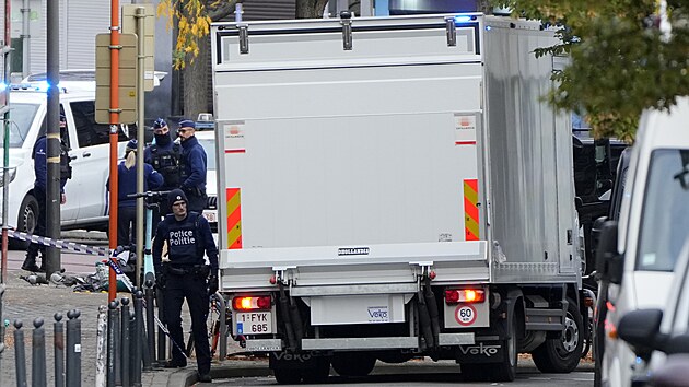 Belgit policist v bruselsk tvrti Schaerbeek, kde postelili mue podezelho ze zastelen dvou vdskch fotbalovch fanouk. Mu pozdji zemel v nemocnici. (17. jna 2023)