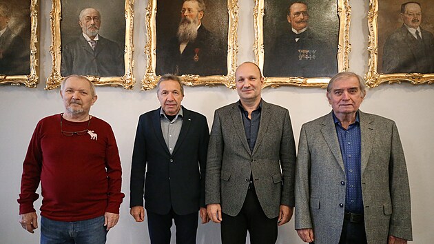 Primátor Jihlavy Petr Ryška (ODS – druhý zprava) pozval na diskusi o současných problémech Jihlavy bývalé primátory, Vratislava Výborného (byl za ODS i ČSSD – vlevo), Jaroslava Vymazala (ODS – druhý zleva) a Rudolfa Chloupka (ČSSD – vpravo).