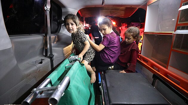 Zrann Palestinci v nemocnici Al-Ahl v Psmu Gazy (17. jna 2023)