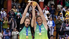 Pláoví volejbalisté Ondej Perui (vlevo) a David Schweiner slaví zisk titulu...
