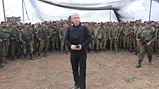 Izraelský ministr obrany Joav Galant na návtv voják shromádných u Pásma...