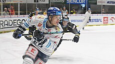 Litvínov - Kladno, hokejová extraliga. Vpedu Jií Ticháek, vzadu Ondej Kae.