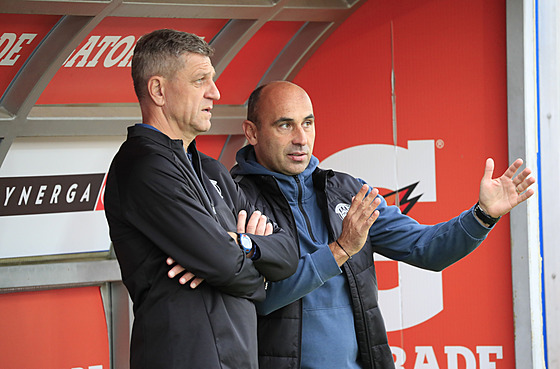 Kou Zbrojovky Brno Tomá Polách (vpravo) diskutuje bhem zápasu s Líní.