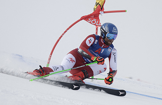 Rakuan Marco Schwarz bhem obího slalomu v Söldenu.
