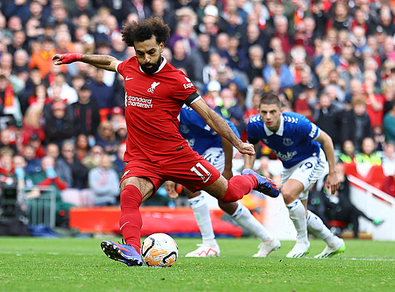 Mohamed Salah z Liverpoolu stílí gól do sít Evertonu.