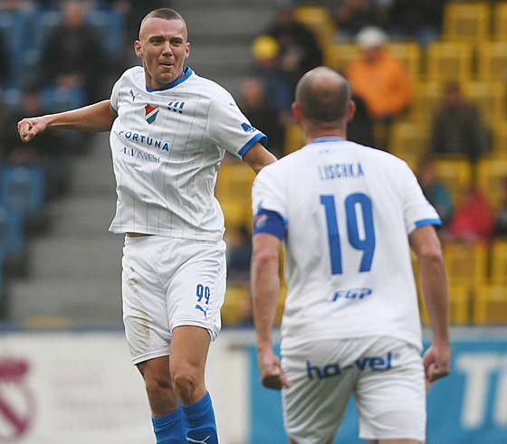 Ostravský stelec Ladislav Almási (vlevo) slaví vítzný gól na hiti Teplic.