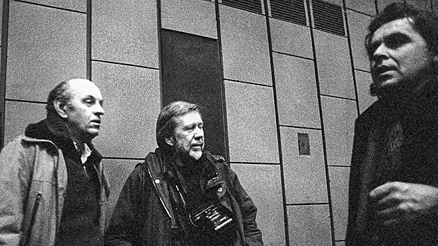 Fotografov Sametov revoluce: vlevo Milo Novotn, uprosted Ian Berry z agentury Magnum Photos. (24. listopadu 1989)  