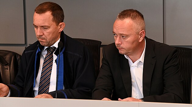 Olomouck krajsk soud vynesl rozsudek v kauze Vidkun. Vpravo bval olomouck policejn nmstek Karel Kadlec.