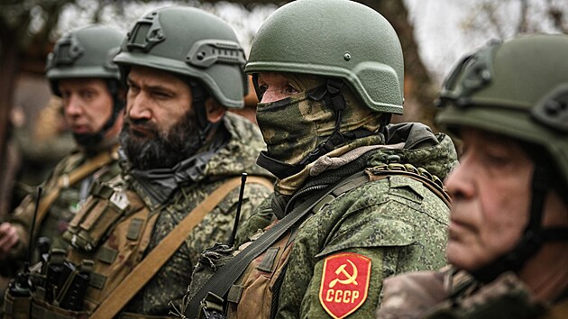 Rut vojci z jednotky, kterou tvo obyvatel republiky Bakortostn, operuj na neznm pozici v Luhansk oblasti. (25. jna 2023)