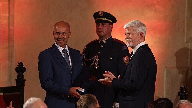 Horolezec Radek Jaroš přebírá od prezidenta Petra Pavla medaili Za zásluhy I. stupně.