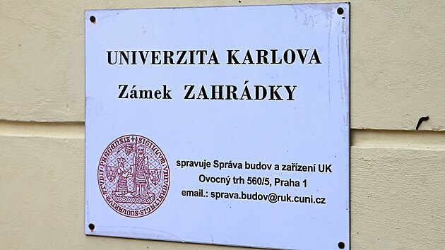 Univerzita Karlova zaala s pomoc realitn kancele nabzet zjemcm zmek v Zahrdkch.