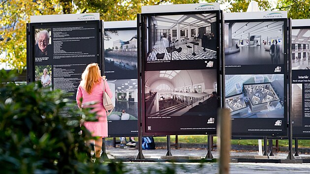 Plzeňský kraj představil na výstavních panelech před Západočeským muzeem v Plzni návrhy na revitalizaci budovy někdejších městských lázní. Ta chátrá, v budoucnu má být sídlem Západočeské galerie. (25. října 2023)