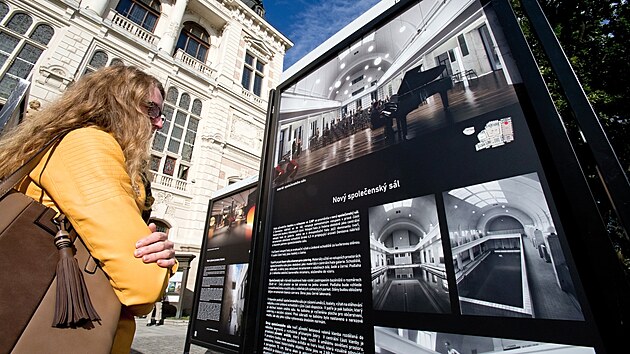 Plzeňský kraj představil na výstavních panelech před Západočeským muzeem v Plzni návrhy na revitalizaci budovy někdejších městských lázní. Ta chátrá, v budoucnu má být sídlem Západočeské galerie. (25. října 2023)