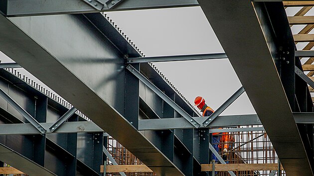 Z původního mostu zbyly jen pilíře. Na ty teď dělníci připevňují nové nosníky.