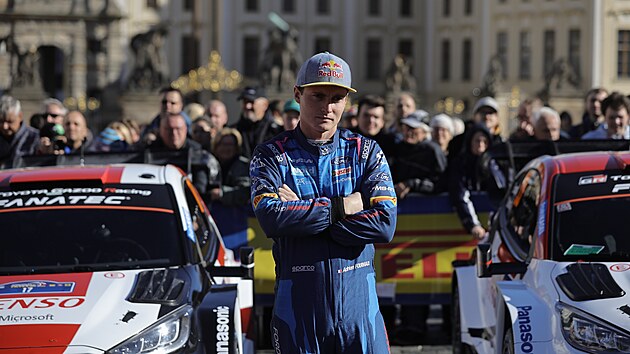 Francouzsk pilot Adrien Fourmaux na slavnostnm zahjen Stedoevropsk rallye.