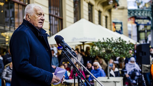 Ku příležitosti výročí vzniku samostatné Československé republiky na shromáždění na pražském náměstí Republiky vystoupil před svými příznivci bývalý prezident Václav Klaus. (28. října 2023)