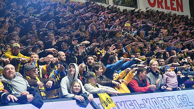 Litvnov, 27. 10. 2023, HC Verva Litvnov - HC Dynamo Pardubice, 14. kolo hokejov extraligy.  Zpas sledoval vyprodan Hlinkv stadion, fanouci se bavili mexickmi vlnami.