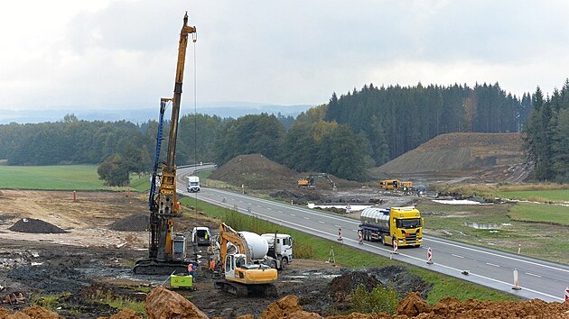 U Opatovce roste 400 metrů dlouhá mostní estakáda, která překlene silnici I/35. (25. října 2023)