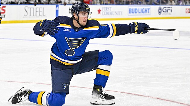 Jakub Vrána ze St. Louis Blues se raduje z gólu.