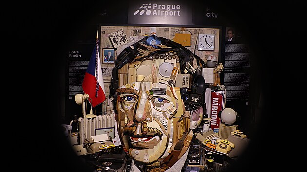 Cel socha stoj na autentickch dokumentech z doby od 60. let a po 90. lta. Pedevm jsem chtl zdraznit to, co Havel byl nejvc  spisovatel a dramatik, uvedl autor.